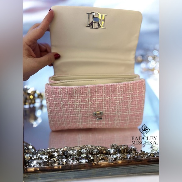 Badgley Mischka pink textured messenger bag with silver chain strap - Picture 7 of 11